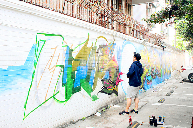 Touch preppring walls for lie graffiti, SZLM 2013 Hip Hop Festival