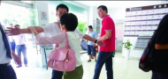 An angry Miss Su shows up at the hospital, image courtesy of Southern Metropolis Daily.