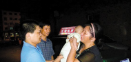Chen reluctantly gives the baby back, image courtesy of Yangcheng Evening News