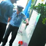 cat animal abuse shenzhen security guard hospital journalist beaten attack