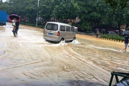 shenzhen flooding rain rainstorm guangdong blocked roads