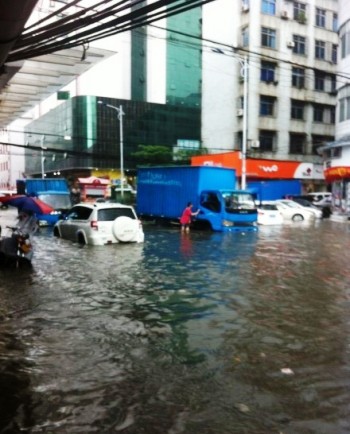 shenzhen flooding rain rainstorm guangdong blocked roads