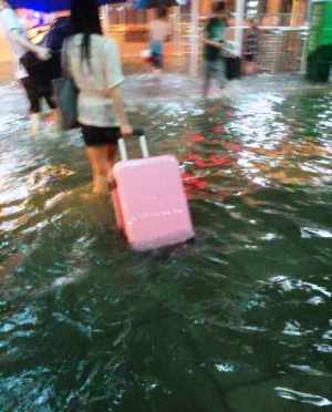 guangzhou heavy rain flood traffic roads flooding