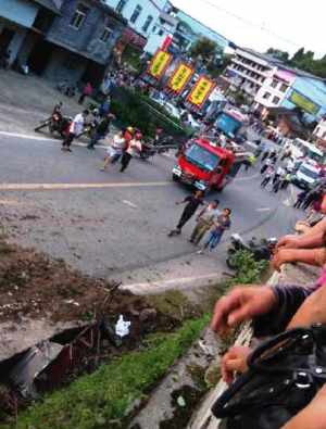 chongqing bus overturns tourist traffic accident