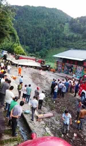 chongqing bus overturns tourist traffic accident