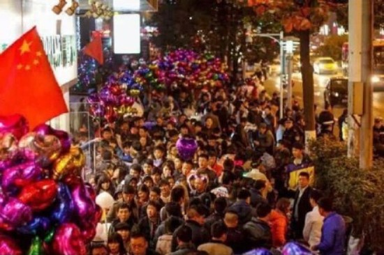 xmas guiyang guizhou crowd 01 xmas guiyang guizhou crowd