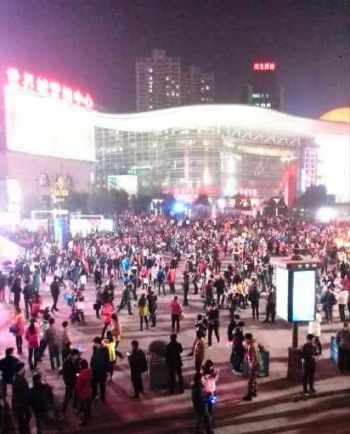 How to Celebrate Christmas in China: Crowds, Dating, Eating Eggs and ...