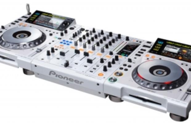Medium_pioneer-2x-cdj-2000-amp-1x-djm-900-nexus-mixer-white-package-for-sale--4fa3e93aad3a62d62f54
